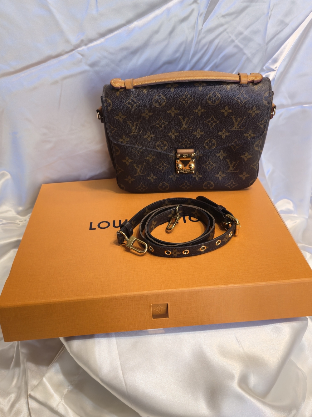 Authentic Louis Vuitton Pochette Metis Monogram Crossbody Bag